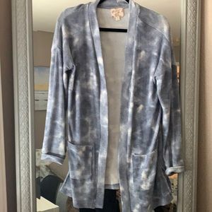Blue and white tie-dyed light weights cardigan front pockets has slits on side